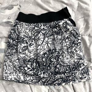 Zara Basics floral mini skirt
XS